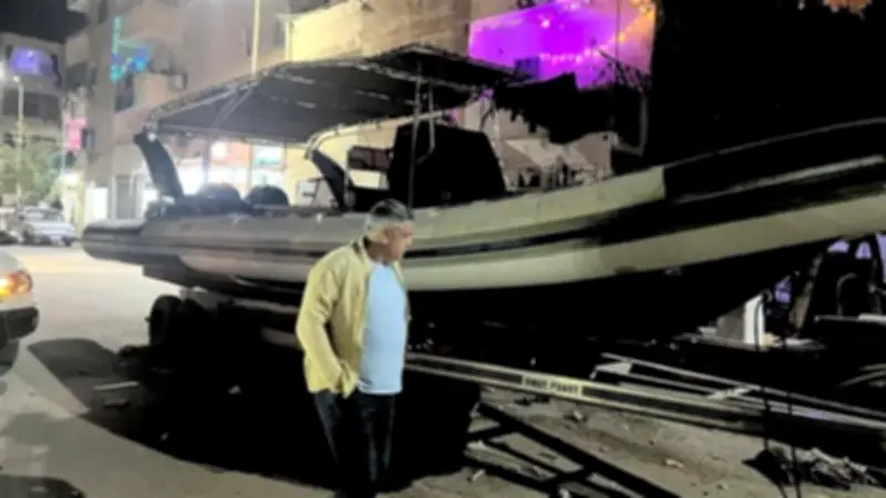 رئيس حي جنوب الغردقة يرفع مركبا مطاطيا كبيرا يعيق حركة السير في أبو النواس