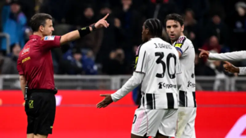 عقوبة مغلظة تنتظر الحكم الإيطالي لا بينا بعد أخطاء في ديربي إنتر ويوفنتوس