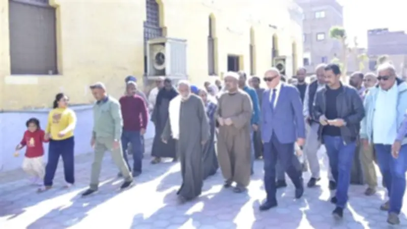 محافظ الأقصر يتفقد مشروعات رصف شوارع أرمنت لتحسين البنية التحتية