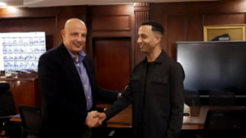 عامل بمطار سفنكس يُظهر أمانة نادرة بإعادة حقيبة مليئة بالأموال والعملات الأجنبية