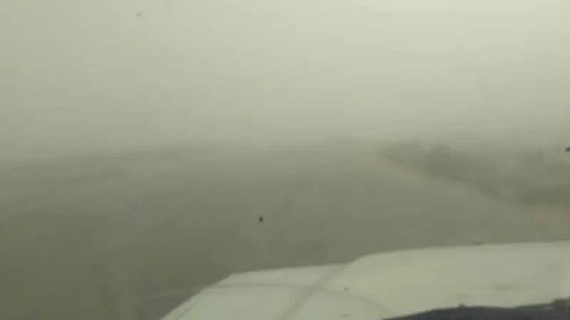 عاصفة ترابية قوية تضرب محافظة مطروح وتتسبب في انعدام الرؤية بالشوارع