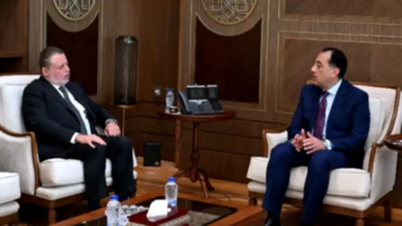 مدبولي يلتقي محافظ البنك المركزي لبحث ملفات اقتصادية حيوية قبل رمضان