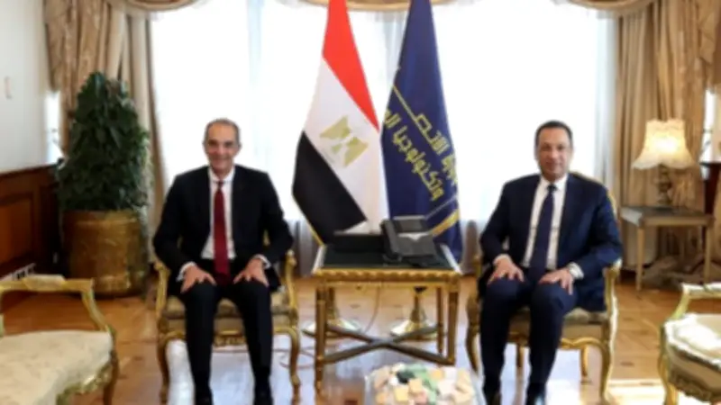 ممر شرفي وتقليد مؤسسي.. هندي يستقبل طلعت في وزارة الاتصالات