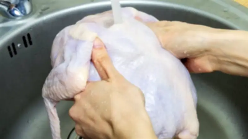 أفضل طريقة لتنظيف الدجاج وإزالة الروائح الكريهة منه