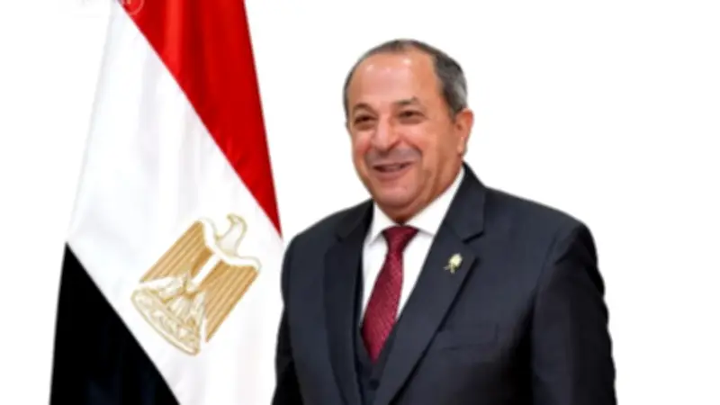 دموع ووداع مؤثر.. مشاعر مختلطة في مكتب محافظ بورسعيد قبل مغادرته