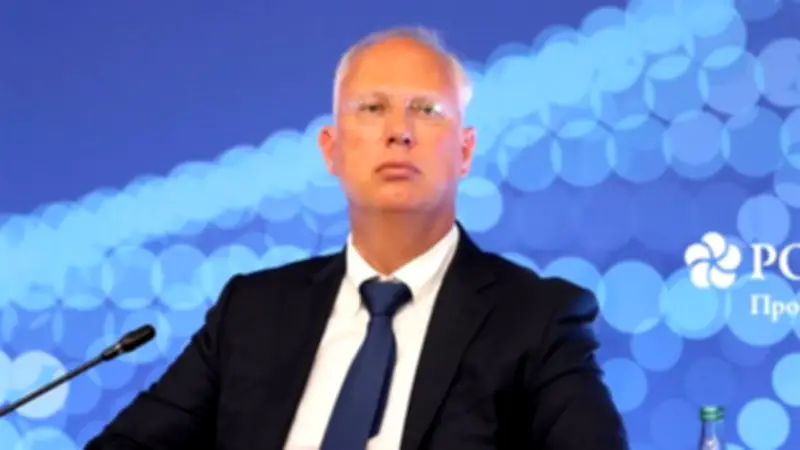 دميترييف يتهم مؤسسة بيل جيتس بالسيطرة الخبيثة على اللقاحات ويدعو للتحقيق