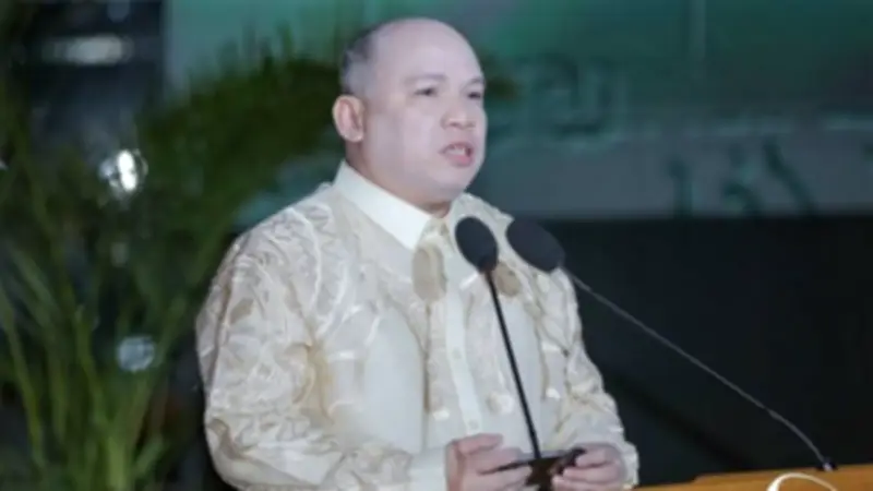 جلين باناغواس يفوز بجائزة مكتبة الإسكندرية العالمية: رحلة نجاح من الإخفاقات إلى الإلهام