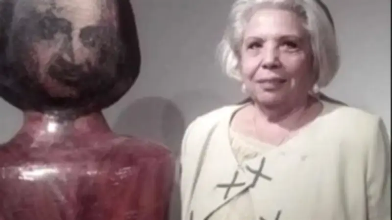 ميرفت السويفي تجسد صمود غزة بألوان الأرض في معرض حوار نوعي الفني