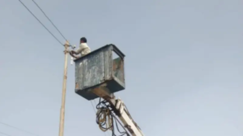 رئيس مدينة السنطة يشرف على حملة صيانة أعمدة الإنارة وتطوير الإضاءة في القرى