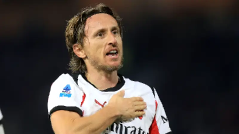 جمهور ميلان يطلق أغنية حب للكرواتي لوكا مودريتش خلال فوز فريقه على بيزا