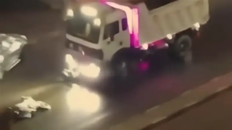 نيابة المطرية تأمر بالتحريات في حادث دهس تريلا لسائق موتوسيكل بالشارع