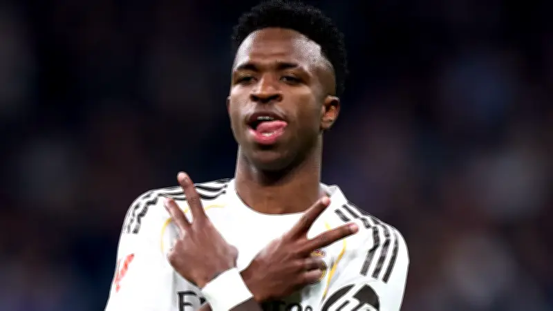 فينيسيوس جونيور يكشف عن صداقته غير المتوقعة مع نجم برشلونة رافينيا