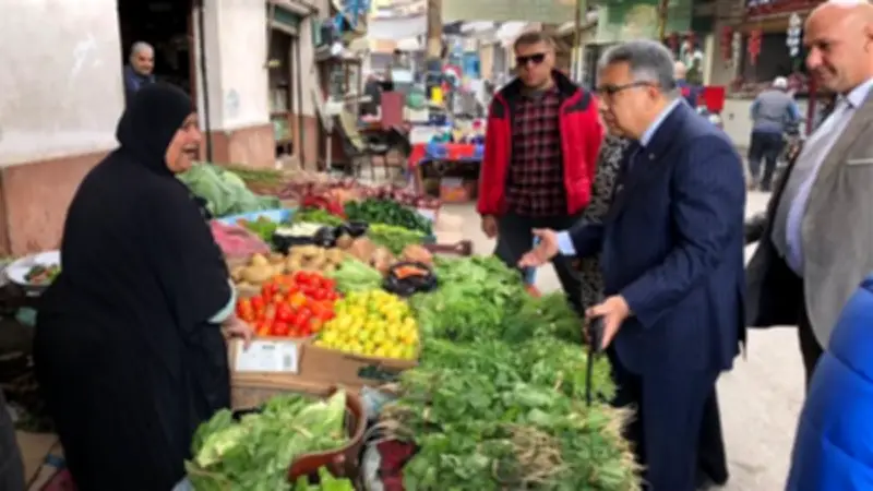 محافظ الدقهلية يشن حملة مكثفة لتحسين النظافة وإزالة الإشغالات في شوارع المنصورة