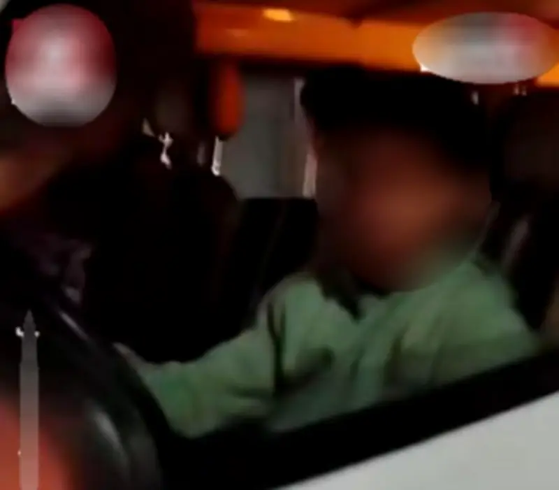 طفل يقود ميكروباص بالقاهرة ويعرض المواطنين للخطر والشرطة تتدخل