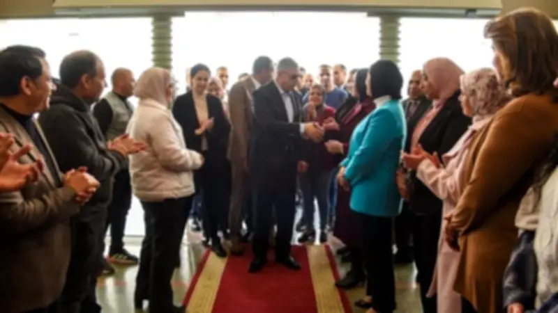 محافظ الإسكندرية يودع العاملين برسالة مؤثرة بعد تغيير المحافظين الجدد