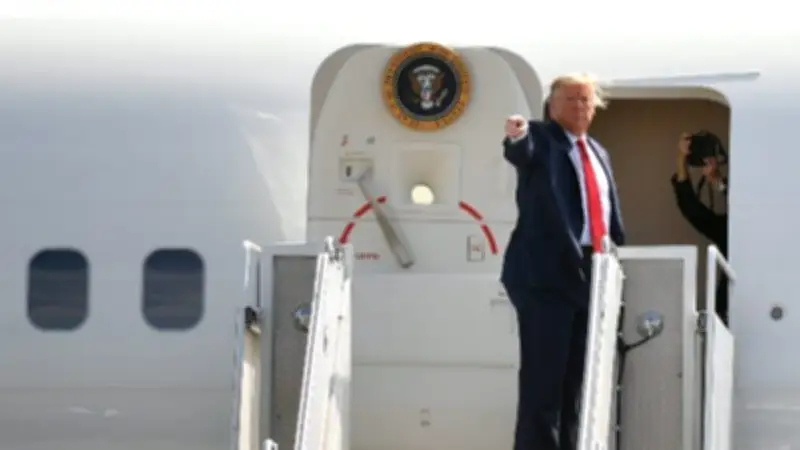 نيوزويك: ترامب شخصية نرجسية تطالب بتسمية المطارات والمحطات باسمه