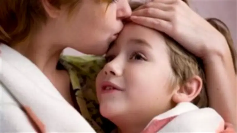 أخطاء شائعة تجعل طفلك لا يشعر بحبك.. استشاري يوضح الأسباب والحلول