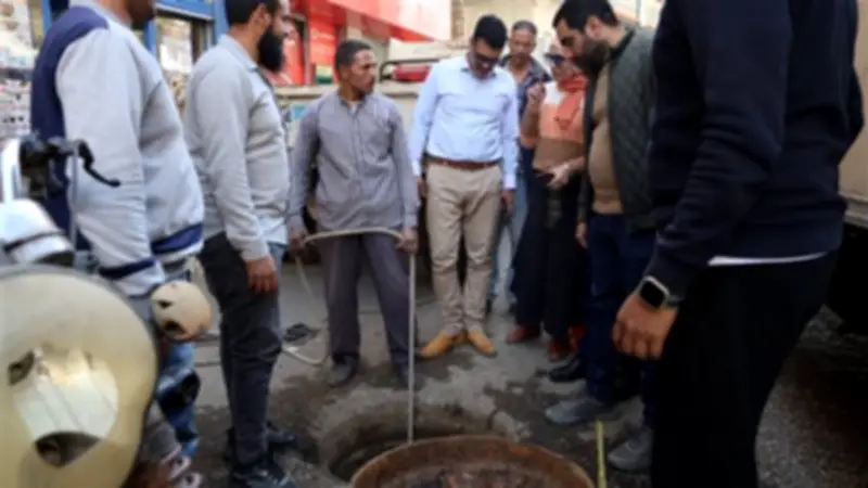 مياه القليوبية تنفذ حملة تطهير لشبكات الصرف الصحي بشارع القناطر الخيرية في قها