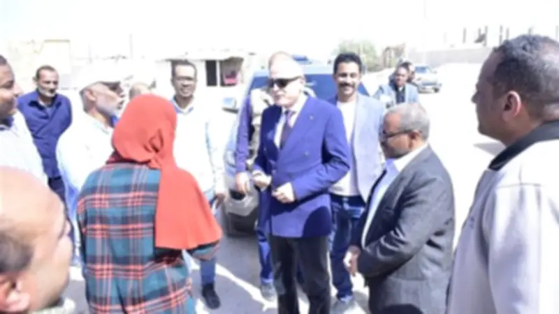 محافظ الأقصر يتفقد أعمال تمهيد ورصف طريق النمسا الصحراوي لتحسين حركة المرور