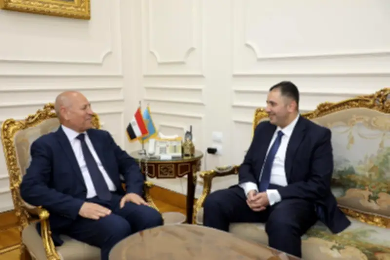 محافظ القاهرة يمنح حسام الدين فوزي درع المحافظة تقديراً لجهوده المتميزة