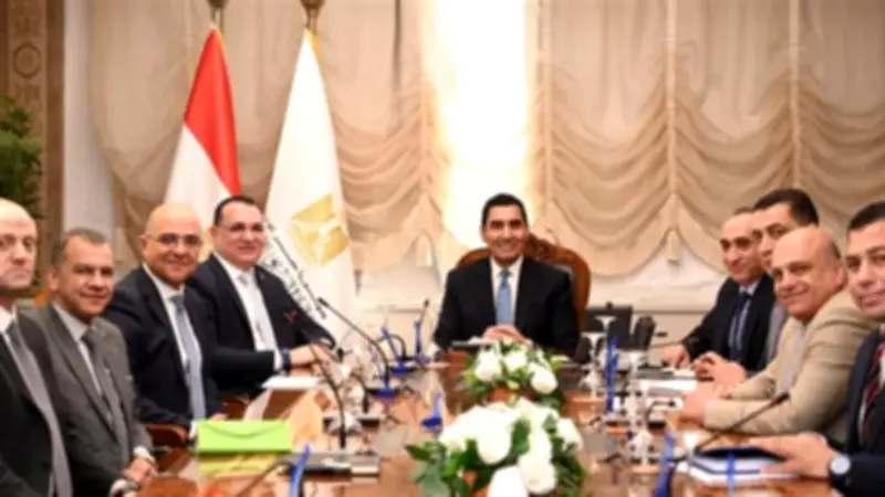 وزير الشباب والرياضة يناقش تطوير الطب الرياضي ويؤكد على حماية اللاعبين كواجب وطني