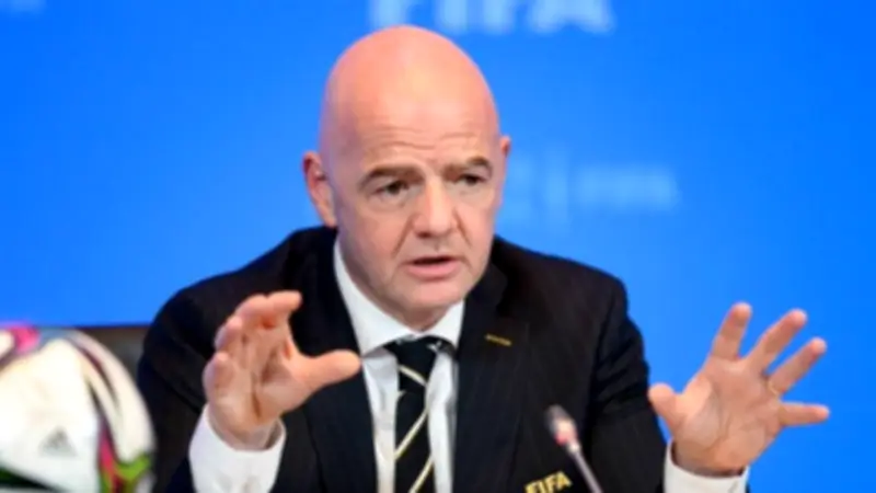 رئيس الفيفا يحصل على الجنسية اللبنانية في زيارة رسمية مفاجئة