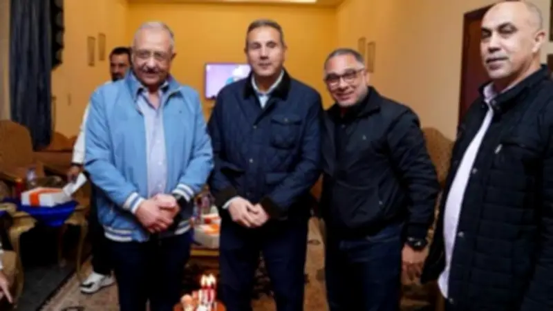 مفاجأة ودية من الشريعي لرئيس البنك الأهلي خلال مباراة الدوري المصري