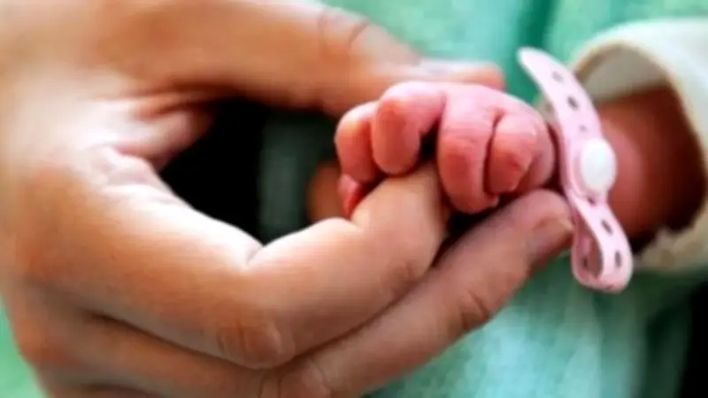 قصة مؤثرة: أسورة الولادة تعيد طفلة فلسطينية لأمها في مصر بعد عامين من الفراق