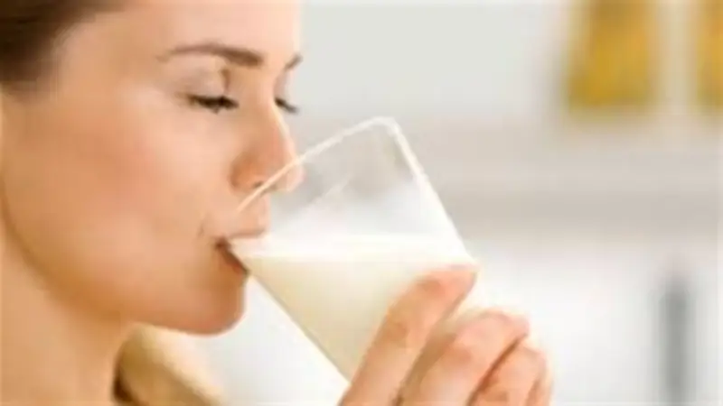 تفسير حلم شرب اللبن في المنام: رموز الخير والرزق والصحة النفسية