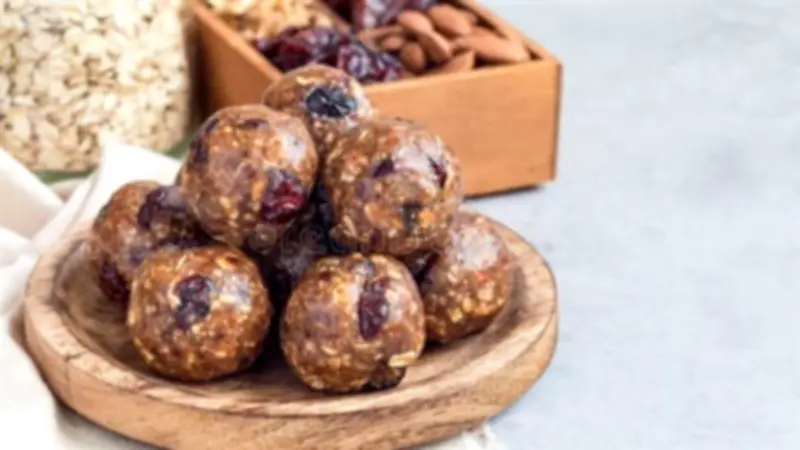 كرات الطاقة بالتمر والمكسرات: وجبة خفيفة صحية ولذيذة للعائلة