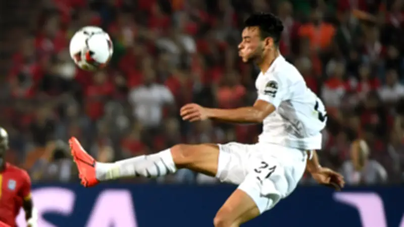 دونجا يهدي قميصه لمشجع زملكاوي في الدوري السعودي ويؤكد: علاقتي بالزمالك أبدية