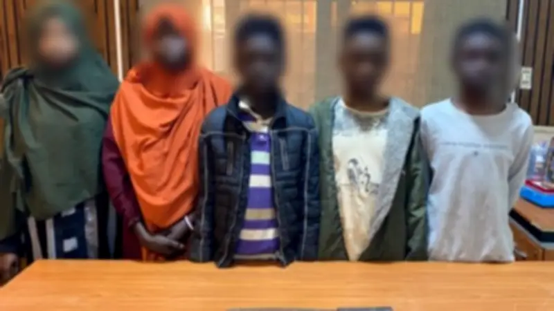 الأمن يلقي القبض على أجانب اعتدوا على صاحب صالون حلاقة بالجيزة باستخدام أسلحة بيضاء