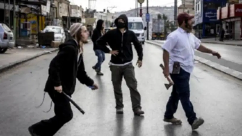 مستوطنون يعتدون على فلسطيني في النبي صموئيل.. ومحافظة القدس تحذر من تصعيد الاحتلال