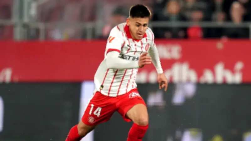 نجم جيرونا يعترف بدهس قدم كوندي بالخطأ في مباراة برشلونة المثيرة للجدل