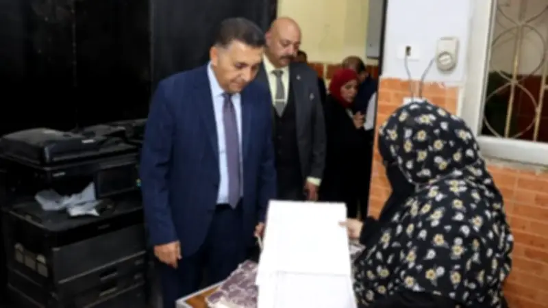 محافظ القليوبية يشن جولة مفاجئة صباحية لتفقد النظافة والانضباط الإداري في حي شرق شبرا الخيمة