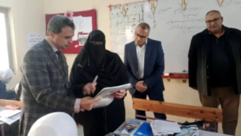 وكيل تعليم كفر الشيخ ومسؤول الوزارة يتفقدان مدرسة هدى شعراوي لمتابعة سير العملية التعليمية