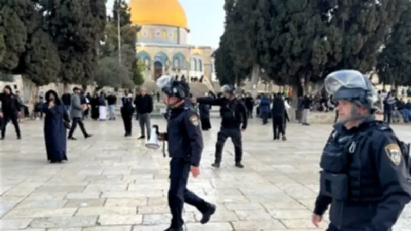 اقتحام جماعي للمسجد الأقصى: مستوطنون يؤدون طقوساً تلمودية بحماية شرطة الاحتلال