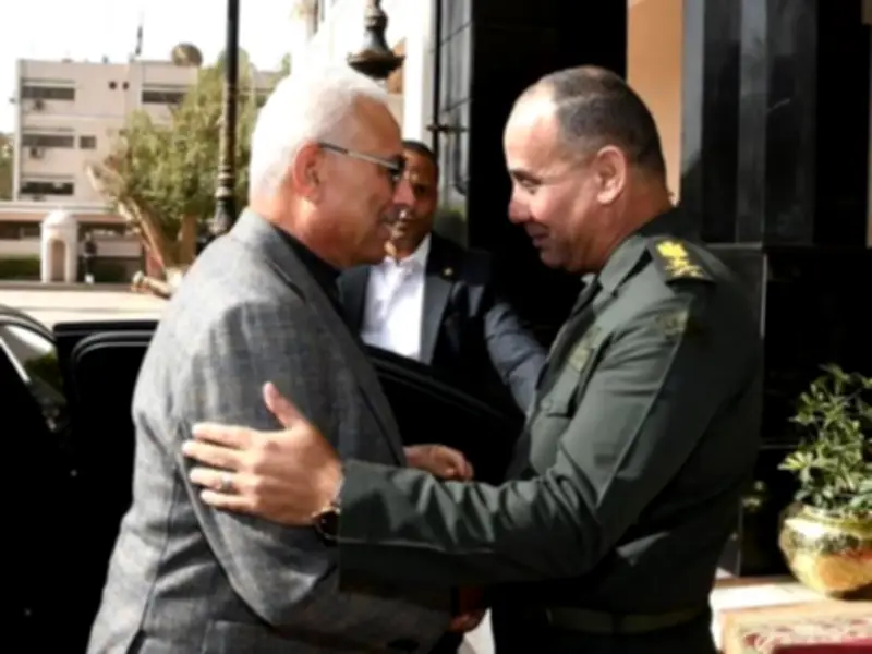 القوات المسلحة تجري مراسم تسليم وتسلم القيادة في تقليد عسكري أصيل