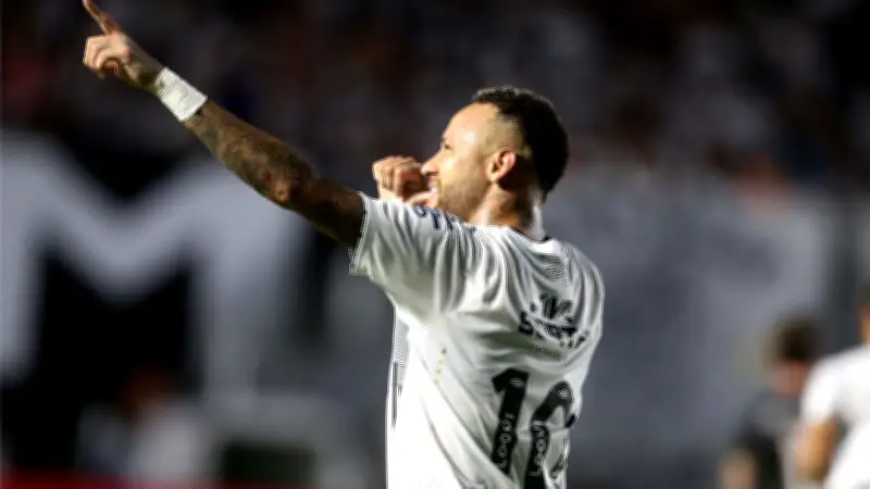 نيمار يعود إلى الملاعب ويسعد مشجعة مسنة بلفتة إنسانية مؤثرة