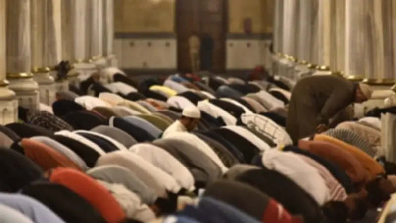 دار الإفتاء توضح حكم ترك صلاة التراويح في المسجد بسبب العمل الليلي