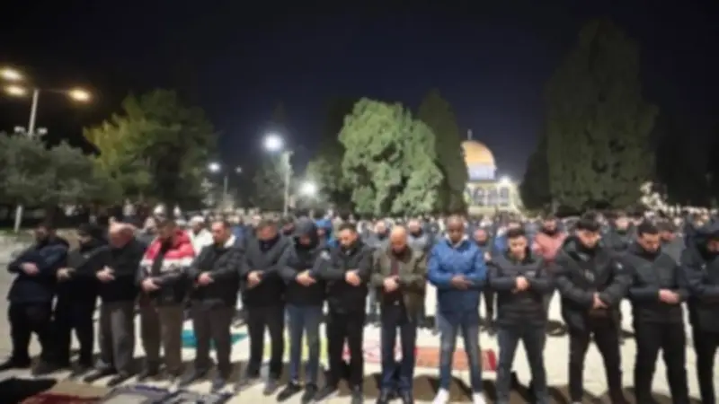 آلاف المصلين يؤدون صلاة التراويح الأولى في المسجد الأقصى بروحانية عالية