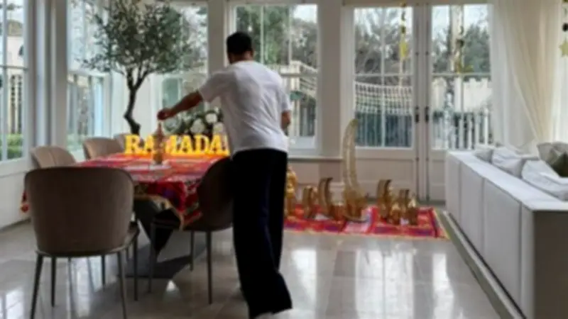 محمد صلاح يهنئ الأمة الإسلامية بشهر رمضان ويواجه جدلاً حول مستقبله الرياضي