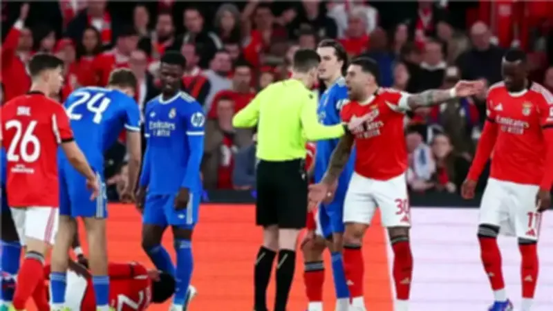 اشتباكات عنيفة بين ريال مدريد وبنفيكا تمتد لغرف الملابس وتدخل أمني في دوري الأبطال