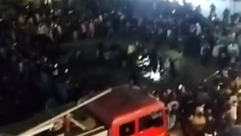 انقلاب ميكروباص في حفرة صرف صحي عميقة بالزاوية الحمراء يثير الرعب