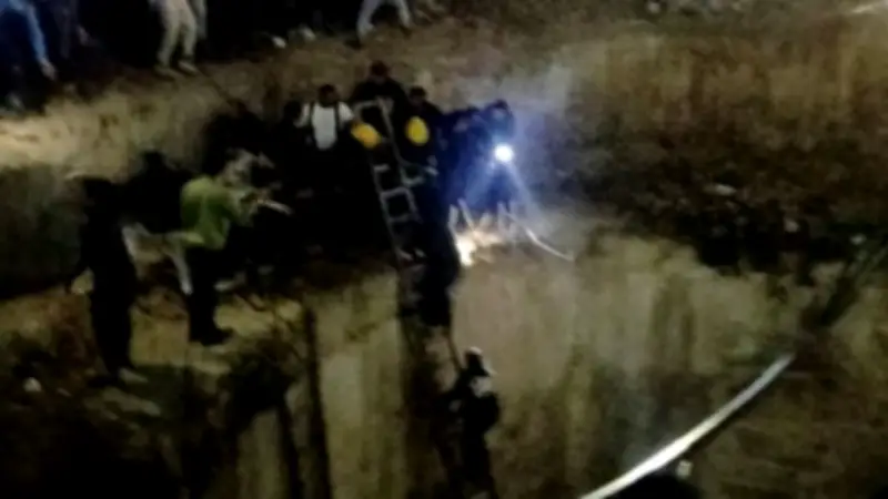 انقاذ ركاب ميكروباص سقط في بيارة صرف صحي عميقة بالزاوية الحمراء بالقاهرة