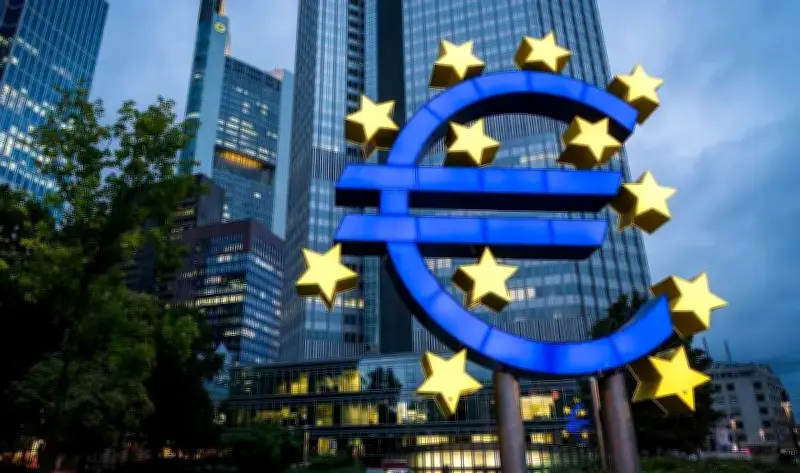وزراء مالية اليورو يبحثون سبل تعزيز العملة الأوروبية أمام هيمنة الدولار