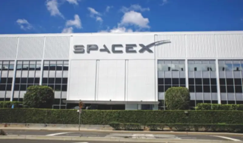 سبيس إكس تدخل منافسة تطوير طائرات درونز مع البنتاغون في خطوة استراتيجية