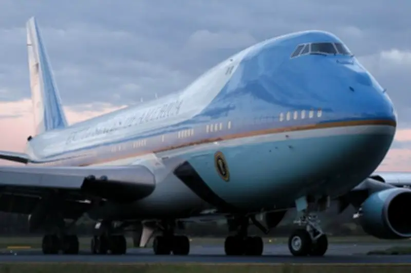 طائرة الرئاسة الأمريكية تتزين بألوان جديدة اقترحها الرئيس ترامب