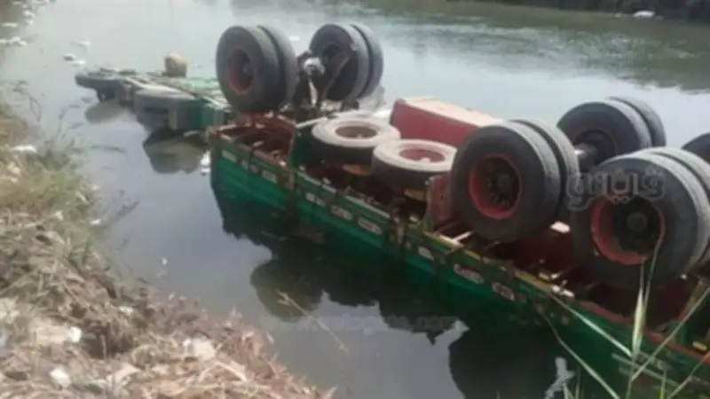 استدعاء مهندسي بيارة صرف صحي بعد سقوط ميكروباص بركابه في حفرة عميقة بالزاوية الحمراء