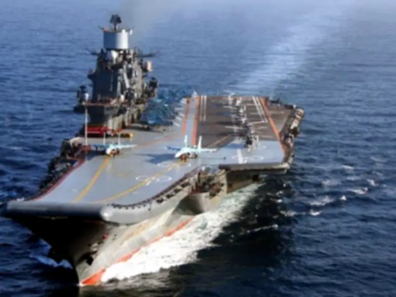 حاملة مروحيات روسية ترسو في المنطقة الأولى للبحرية الإيرانية ببندر عباس